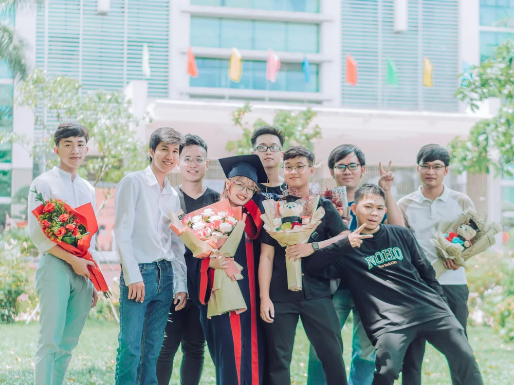 졸업을 축하하며 함께 사진을 찍는 친구들